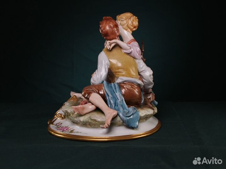 Фарфоровая статуэтка 