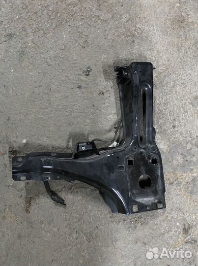 Рамка правой фары Range Rover 2010 год LR011565