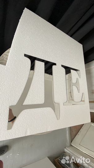 Логотип из зеркального пластика