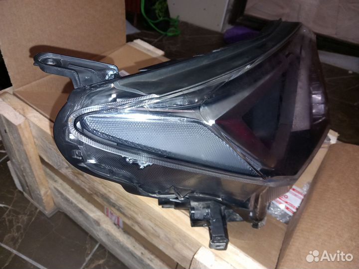 Передняя правая фара toyota Rav4