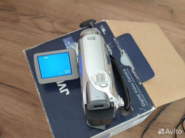 Цифровая видеокамера бу JVC GD-D340E