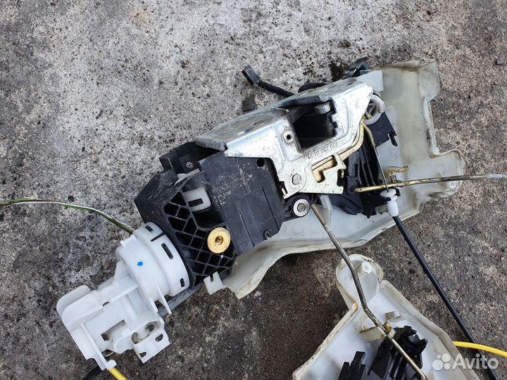 Замок двери передний левый Mercedes S W220 без дов