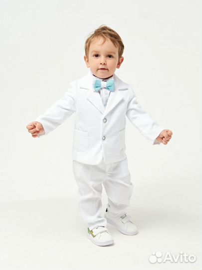 Белый вельветовый костюм для мальчика