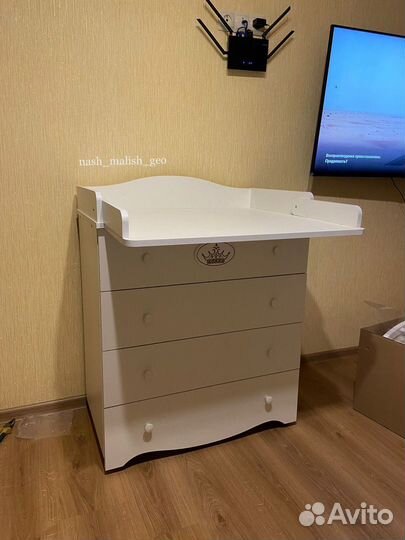 Детская кроватка с маятником