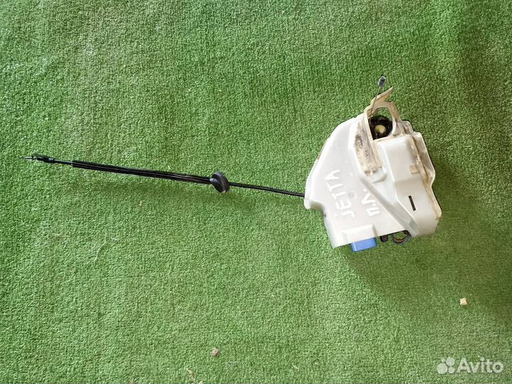 Замок двери передний левый Volkswagen Jetta седан