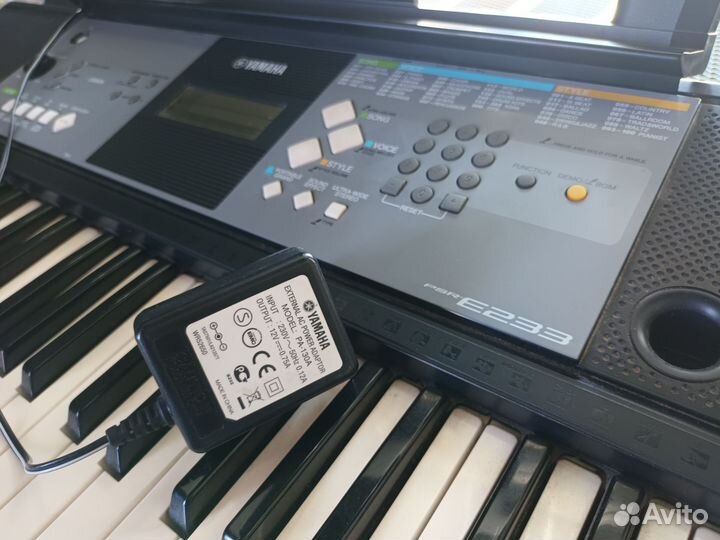 Yamaha PSR-E233 синтезатор (61 клавиша)