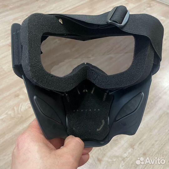 Защитная маска для лица. Черное стекло