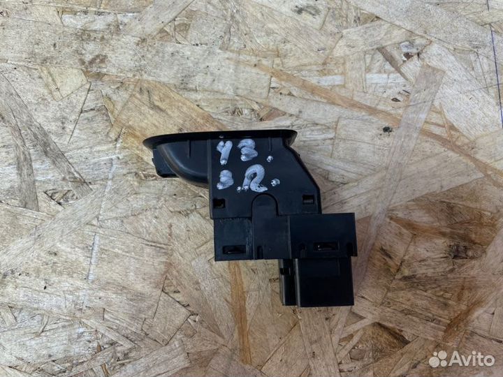 Кнопка стеклоподъемника задняя правая Volkswagen