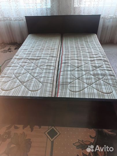 Кровать двухспальная с двумя матрасами 140 200 бу