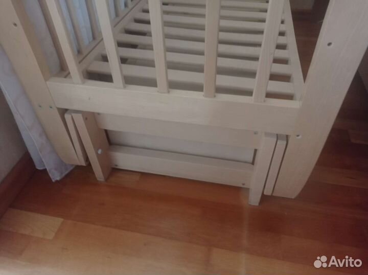 Детская кроватка с маятником и ящиком