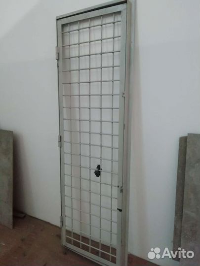 Металлическая дверь бу (оружейной комнаты)