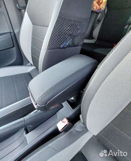 Подлокотник на Шкода Рапид