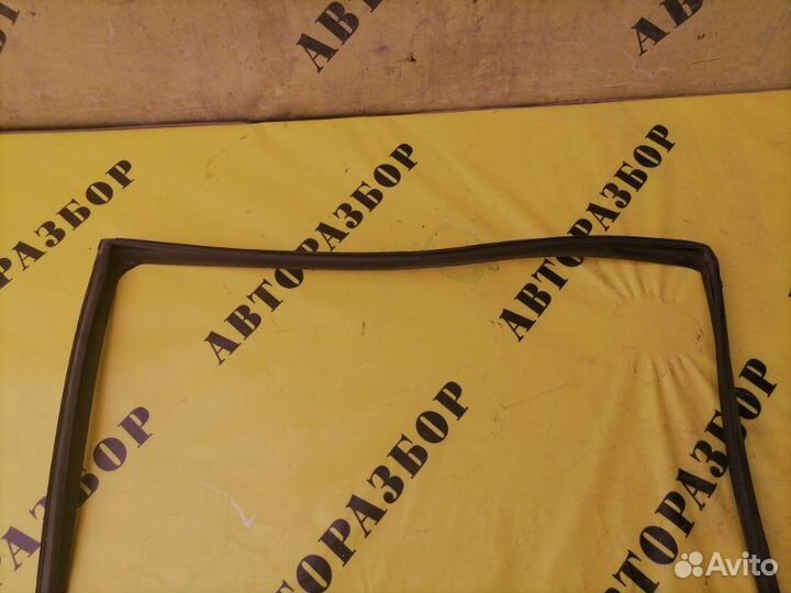 Уплотнитель резиновый Toyota Camry 50 2011-2017