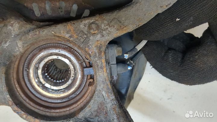 Ступица (кулак, цапфа) левая передняя Toyota Urban Cruiser