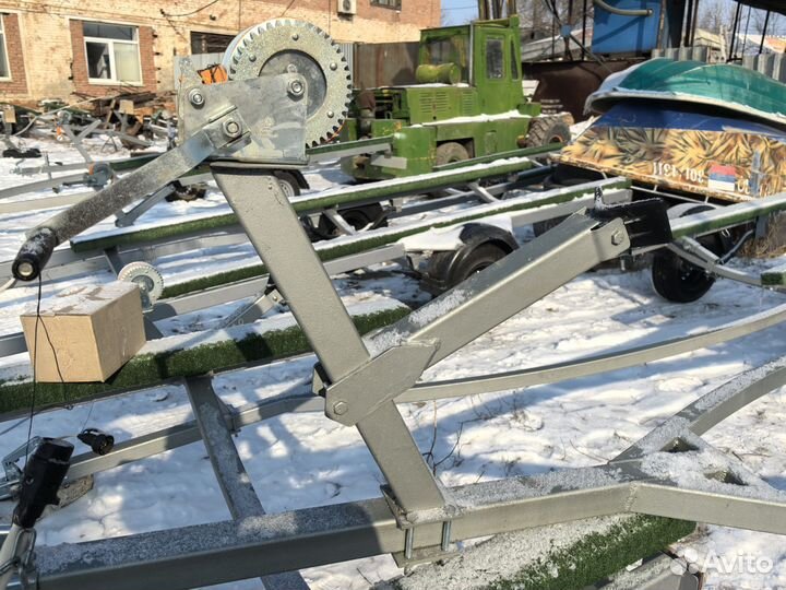 Самосвальный прицеп под лодку до 5м