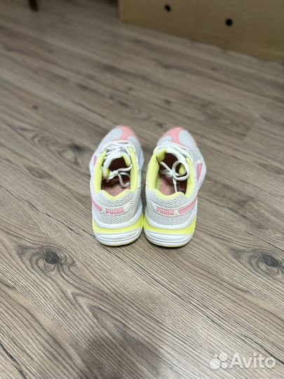 Кроссовки женские