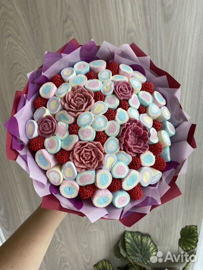 Букет из конфет с цветами и шоколадом