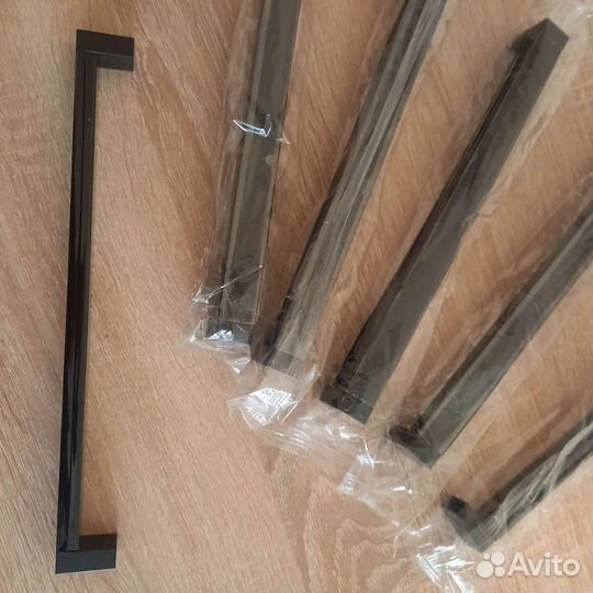 Мебельные ручки на шкаф черные