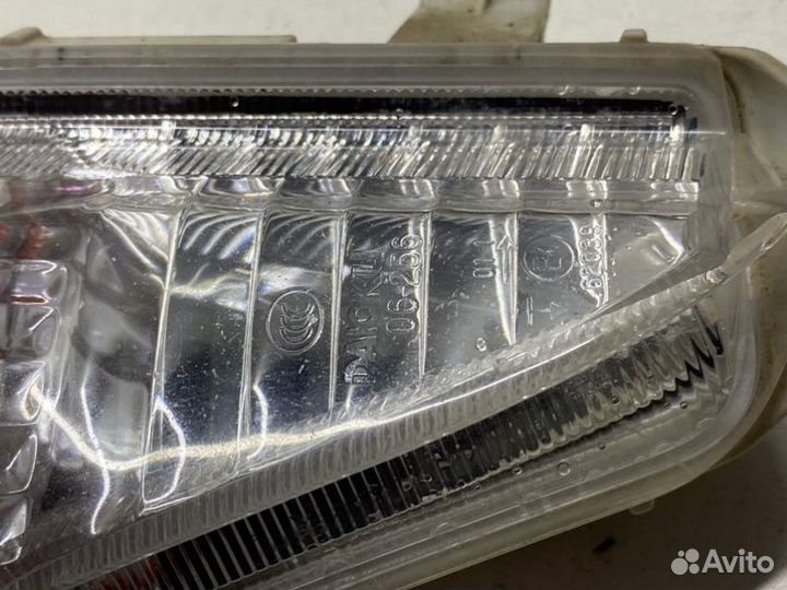 Поворотник в бампер передний левый Toyota Camry