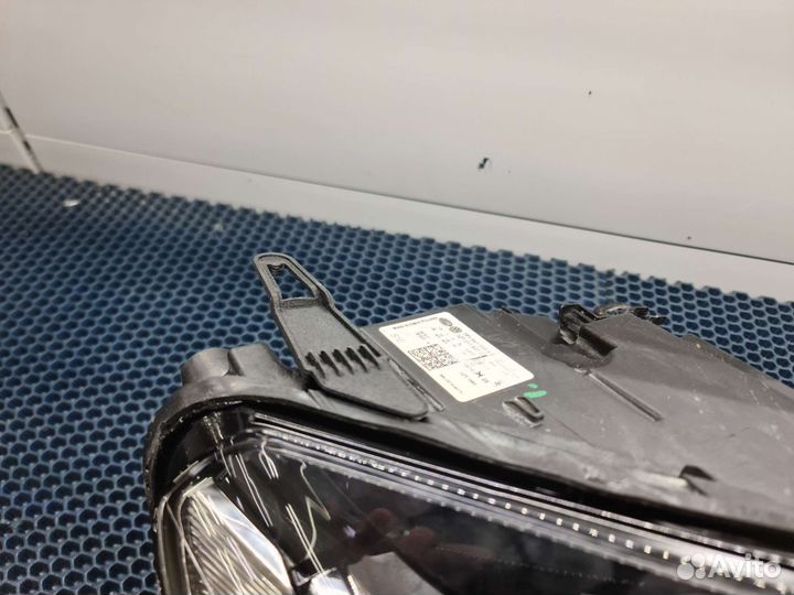 Фара правая Volkswagen Touareg