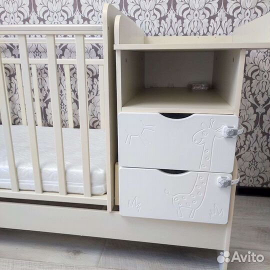 Детская кроватка с маятником