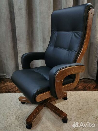 Кожанное кресло руководителя новое