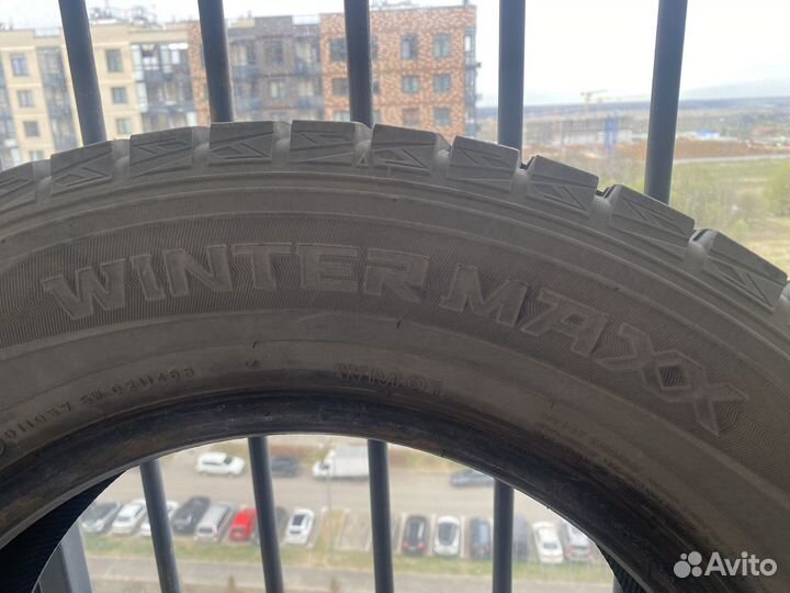 Dunlop Winter Maxx WM01 215/65 R16 98T