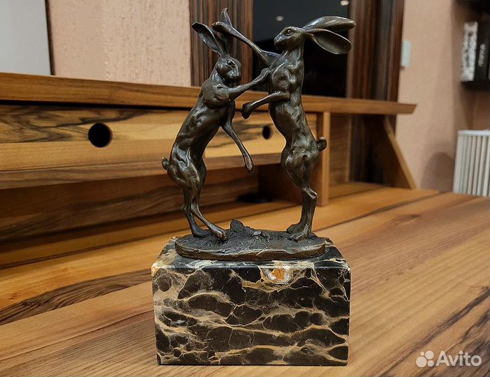242770 Статуэтка Дерущиеся зайцы
