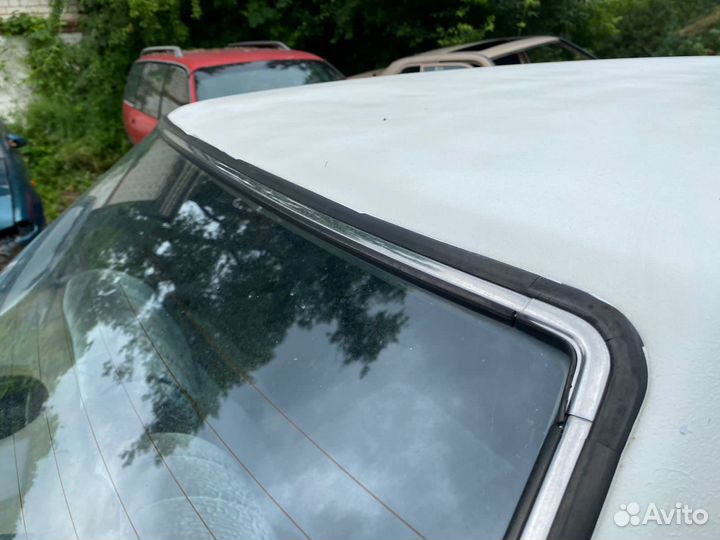 Молдинги заднеего ветрового стекла Nissan Sunny