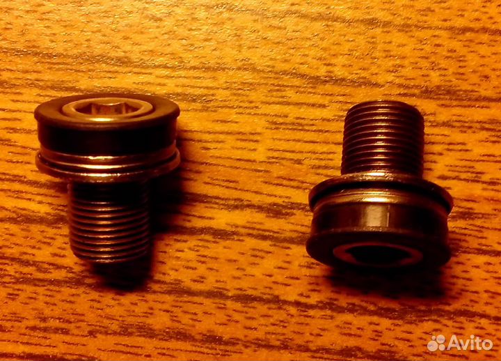 Разные велосипедные болты и наклейки