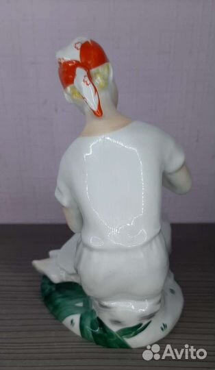 Фарфоровая статуэтка Гадание на ромашке лфз