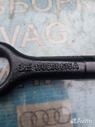Буксировочный крюк. Фольксваген Пассат В6