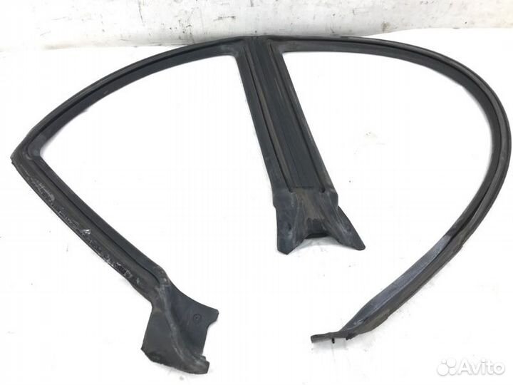 Уплотнитель ш-образный правый Subaru Legacy BE5