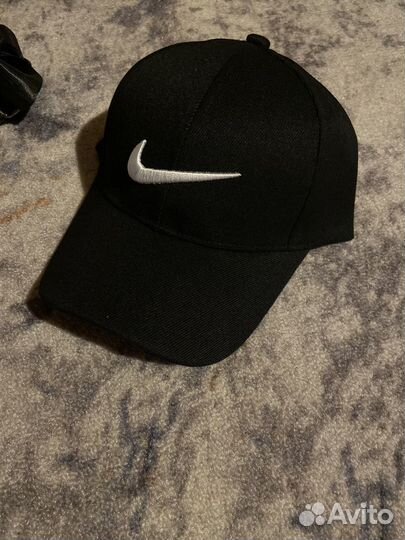 Бейсболка и мужская сумка