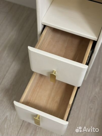 Туалетный столик с зеркалом и подсветкой