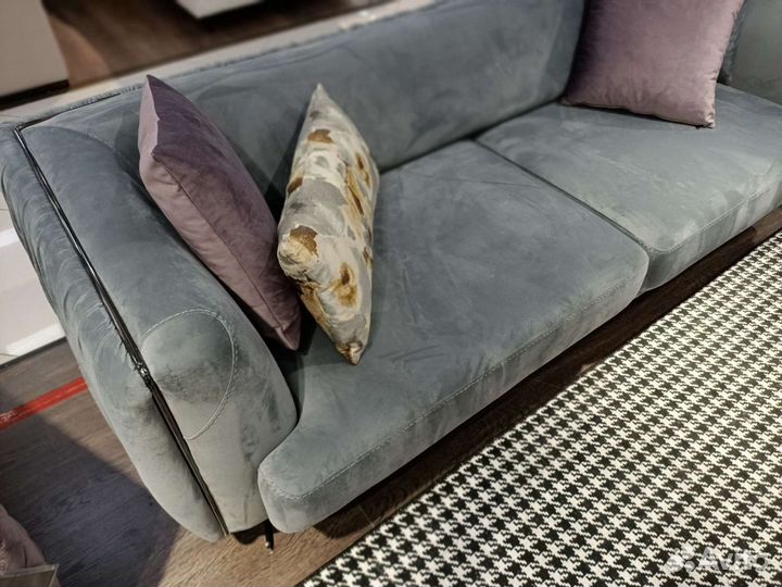 Диван на ножках серый велюр Италия