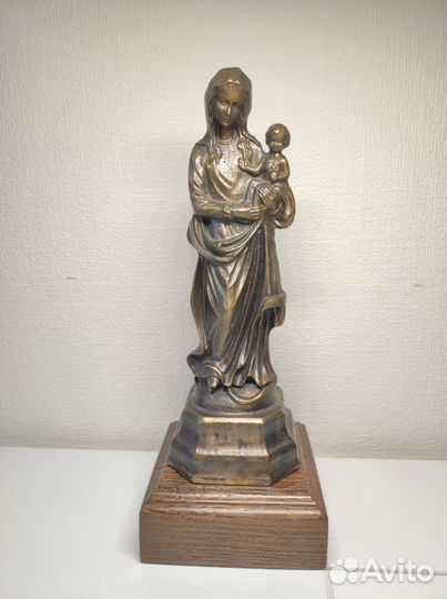 Статуя Дева Мария