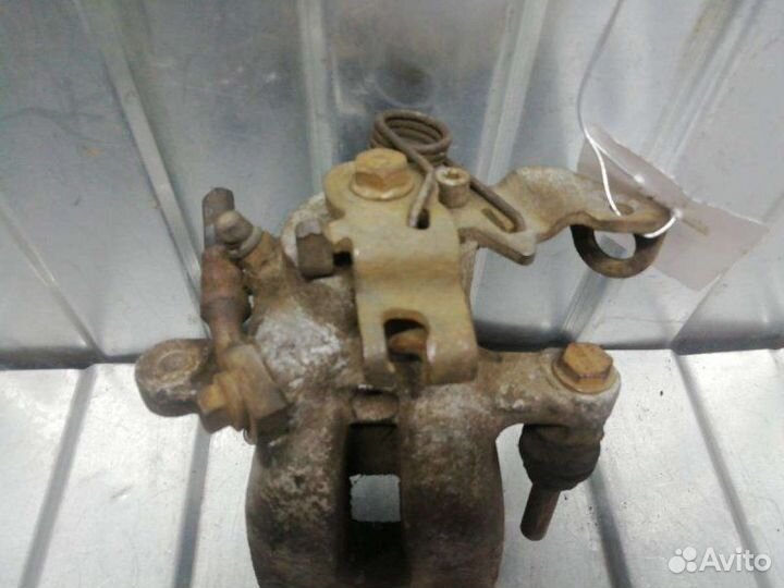 Суппорт тормозной задний левый Opel Zafira B 1.7