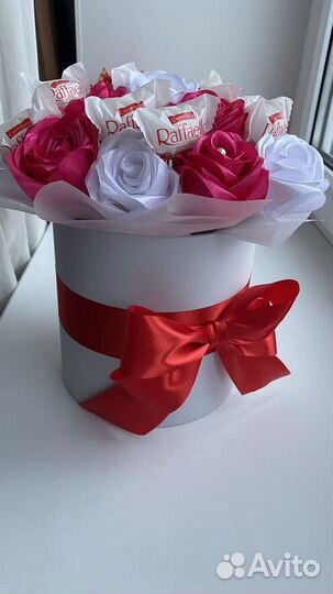 Букет роз из атласных лент и конфет Raffaello