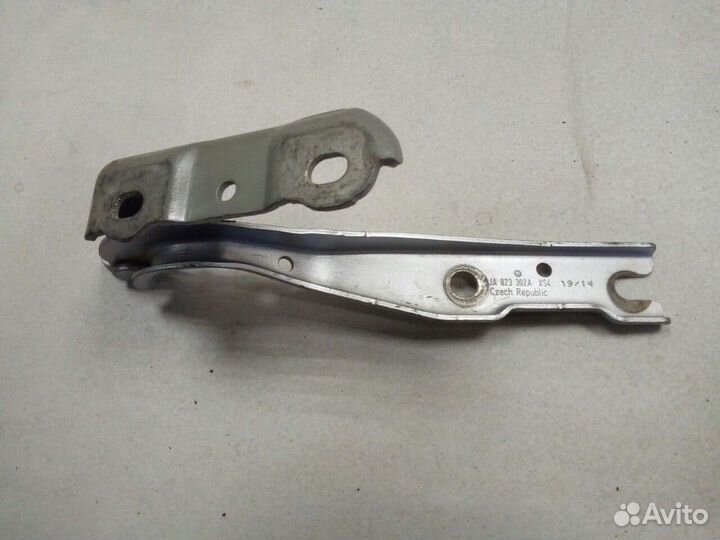 Петля капота правая Skoda Rapid