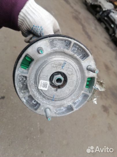 Стойка амортизатора передняя правая Land Rover