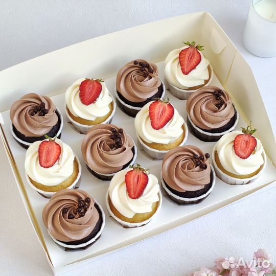 Капкейки с клубникой и карамелью на заказ в подаро