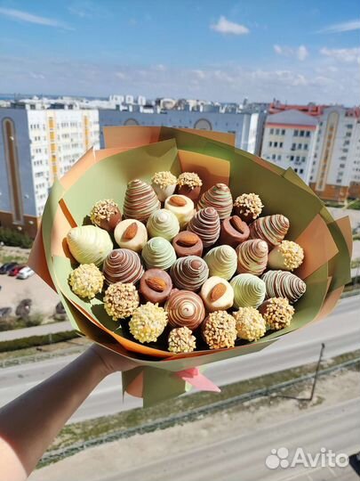 Фрукты и клубника в шоколаде