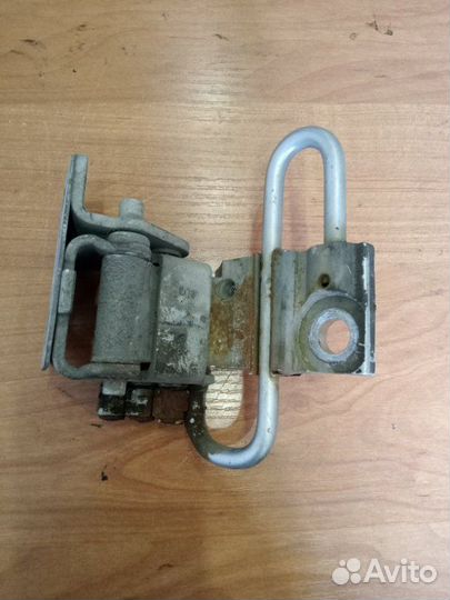 Петля двери передняя правая Volkswagen Passat B5+