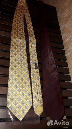 Галстук новый, Франция