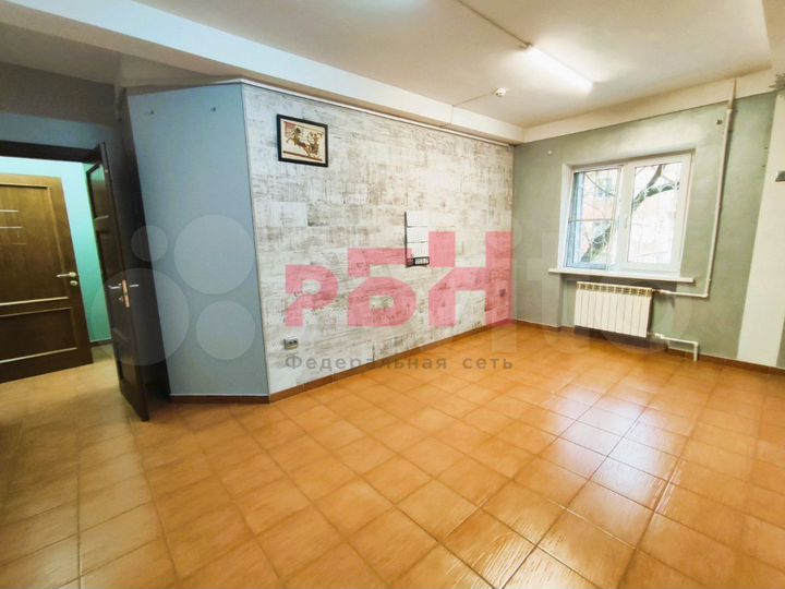 Офис в центре с отдельным входом на первой линии