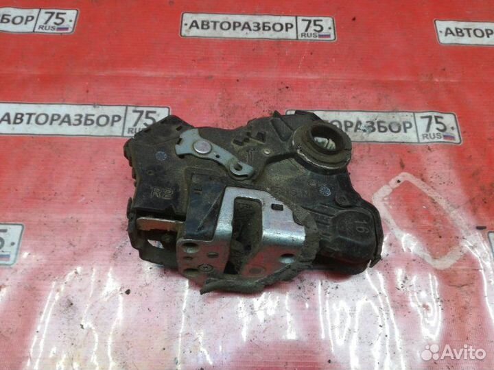 Замок двери передний правый Toyota Isis ZGM10