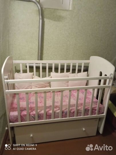 Детская кроватка с маятником белая