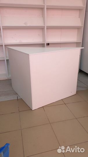 Стеллажи, прилавок