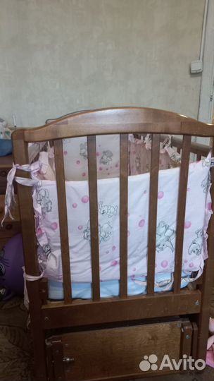 Детская кроватка с маятником и ящиком